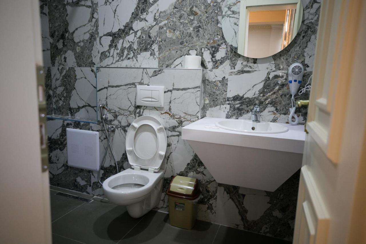 Hotel Lotus Tirana Esterno foto